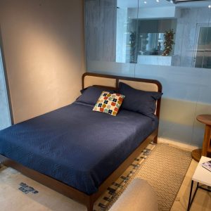 CAMA KING MARRON CON ESPALDAR CREMA